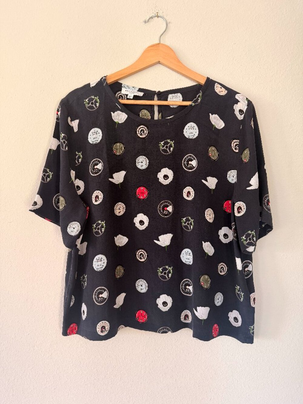 Equipment 100% Silk Poppy Steering Wheel Print short sleeve blouse - Sz L